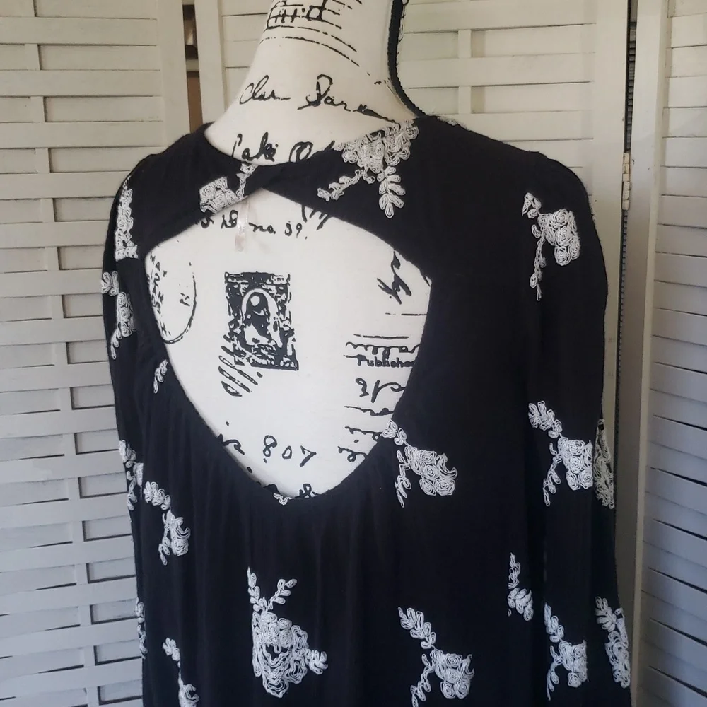 Black and White Floral Blouse - Picture 3 of 7